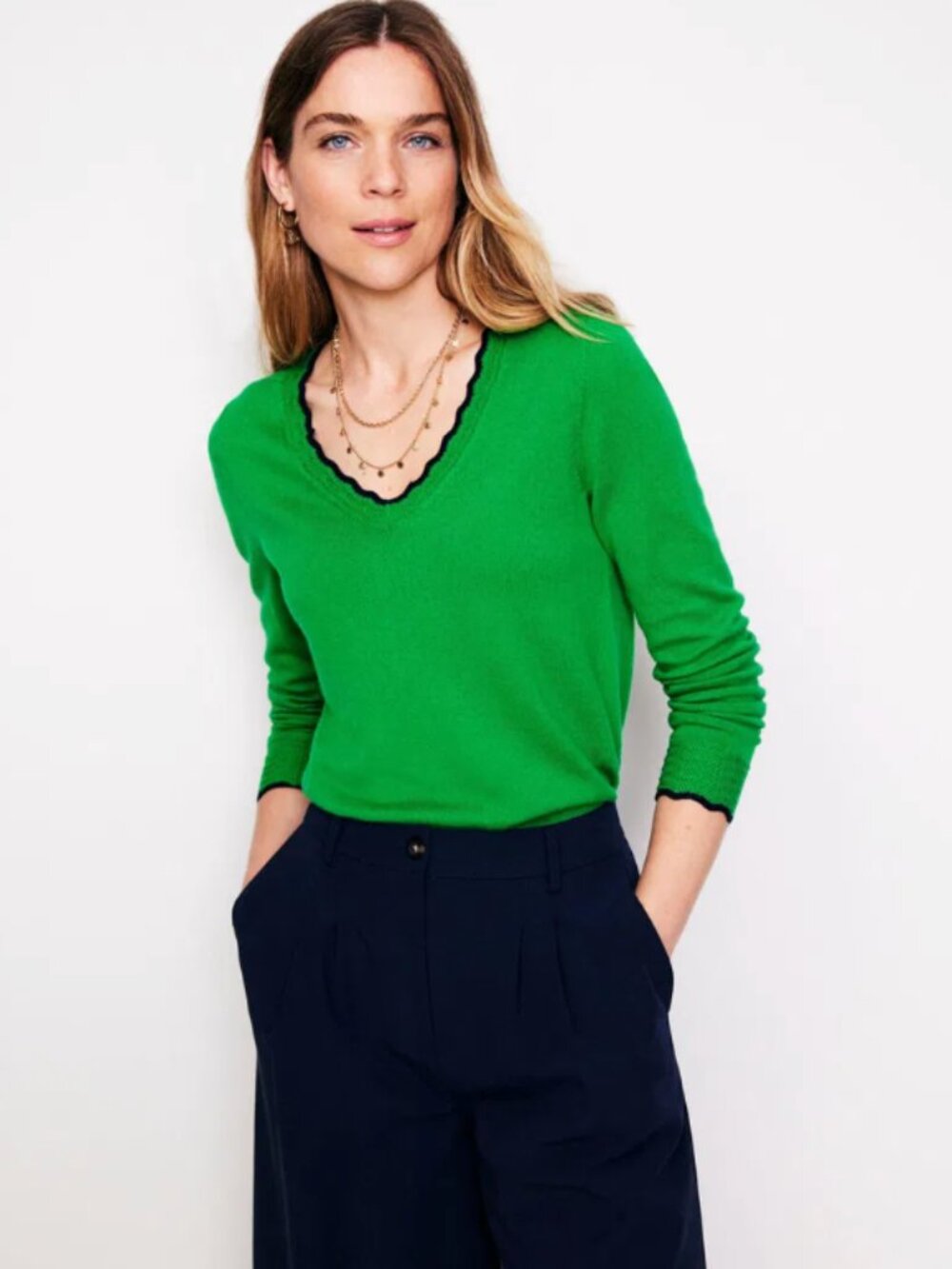 Boden | Merino Wool Scallop Trim V-Neck Sweater in Green | Size Small - Picture 2 of 11